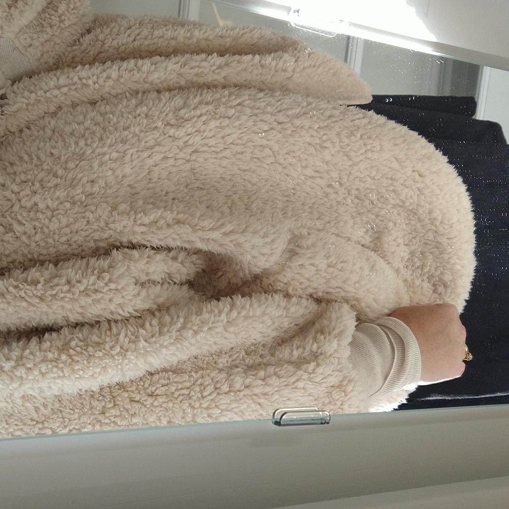 One size wearable blanket